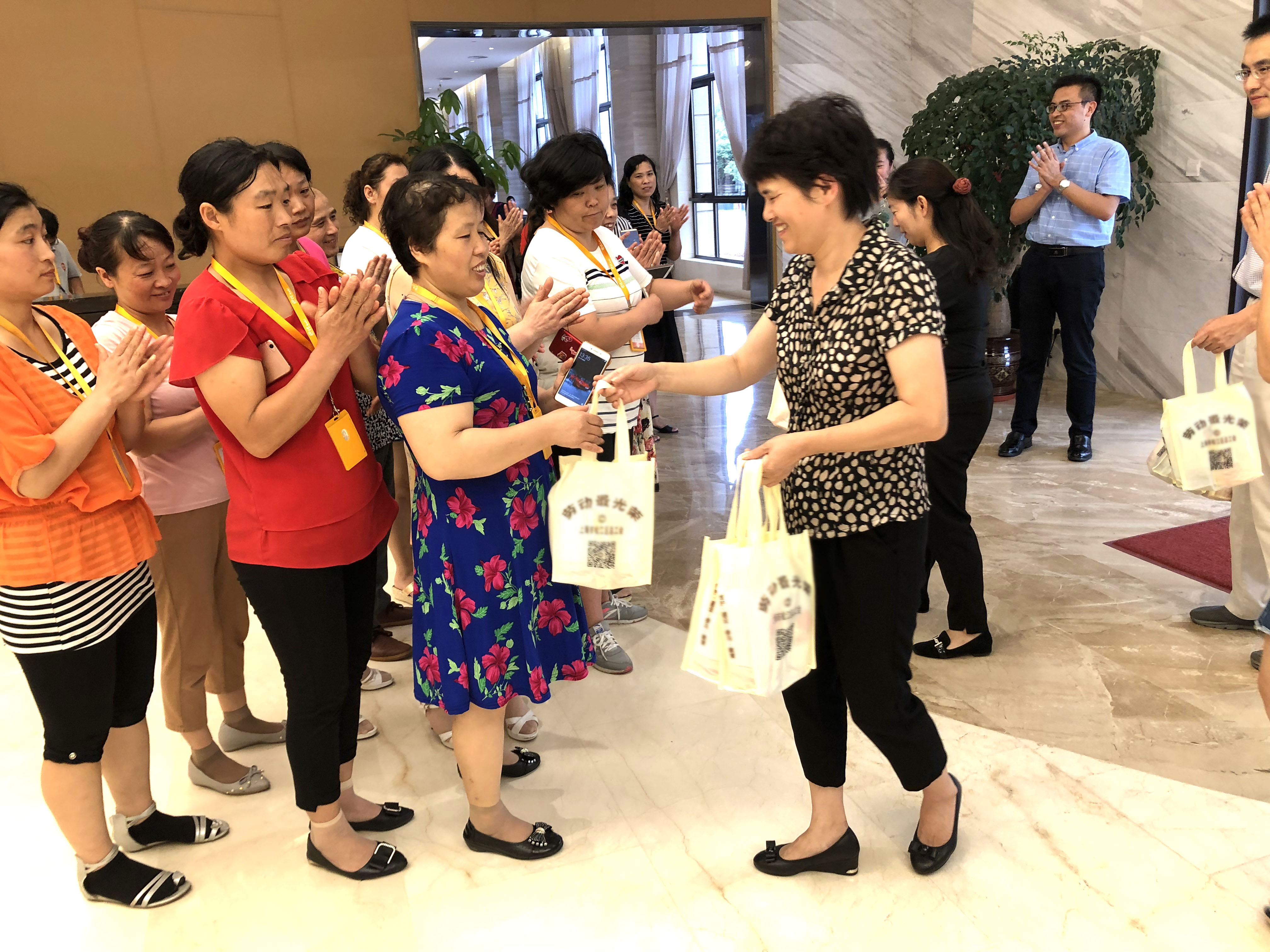 炎炎夏日送清凉，丝丝关爱入心田----松江工会为优发国际一线员工送慰问  